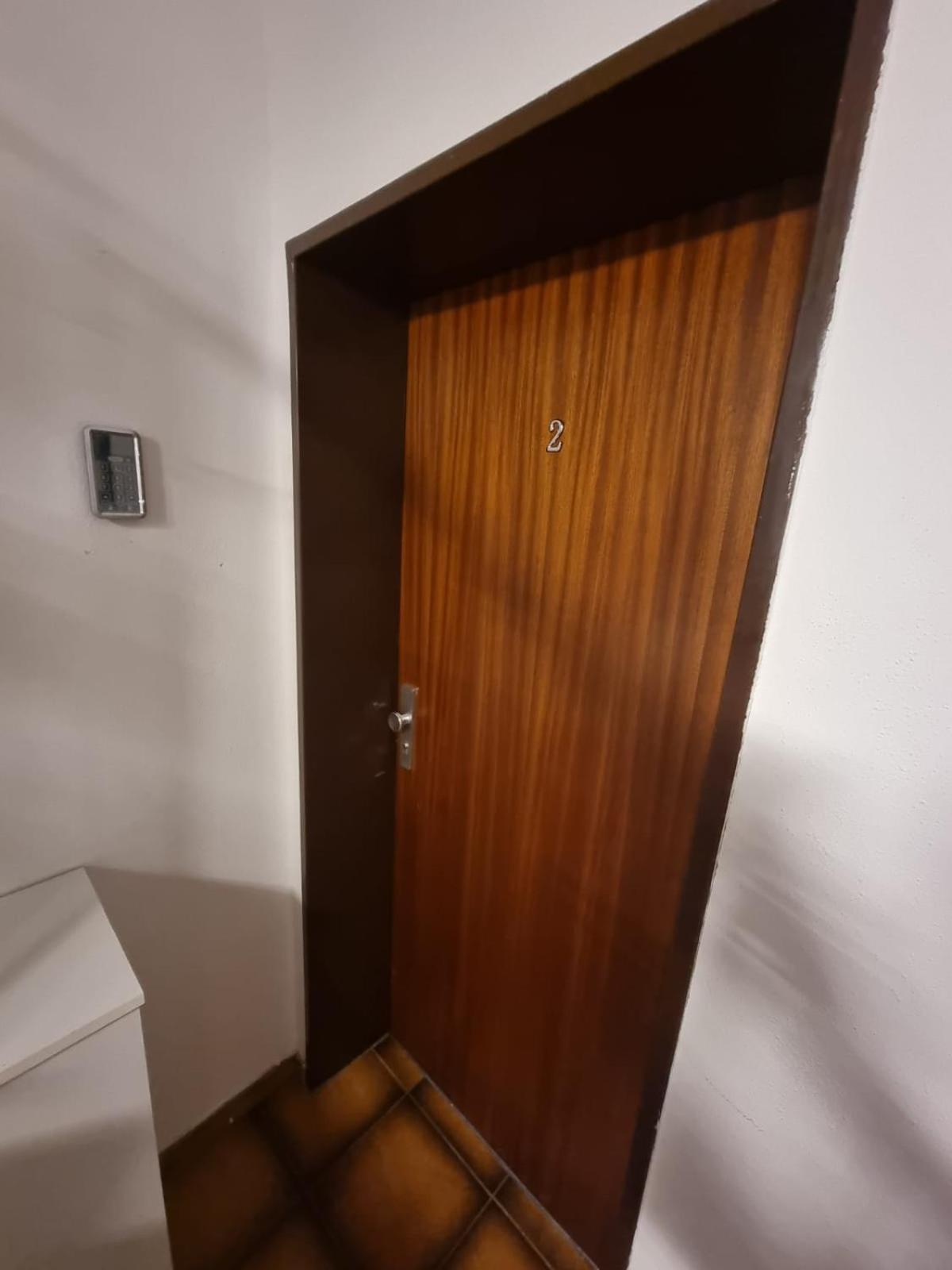 Cozy In Commercial Centre For Two *
