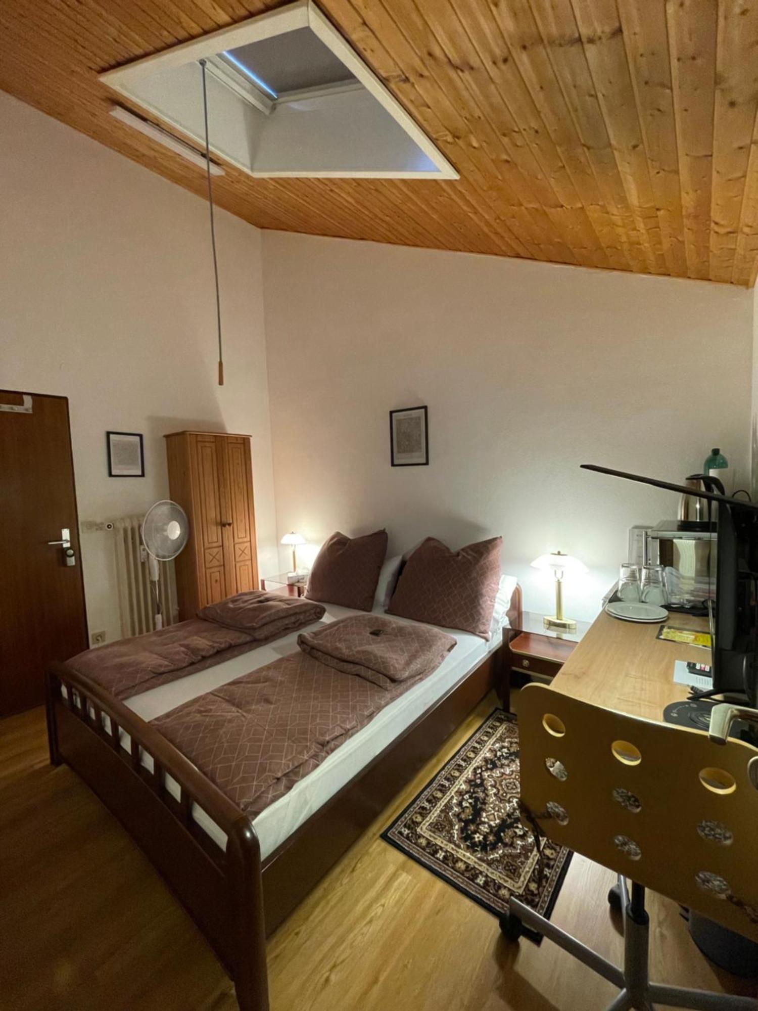 Cozy In Commercial Centre For Two *